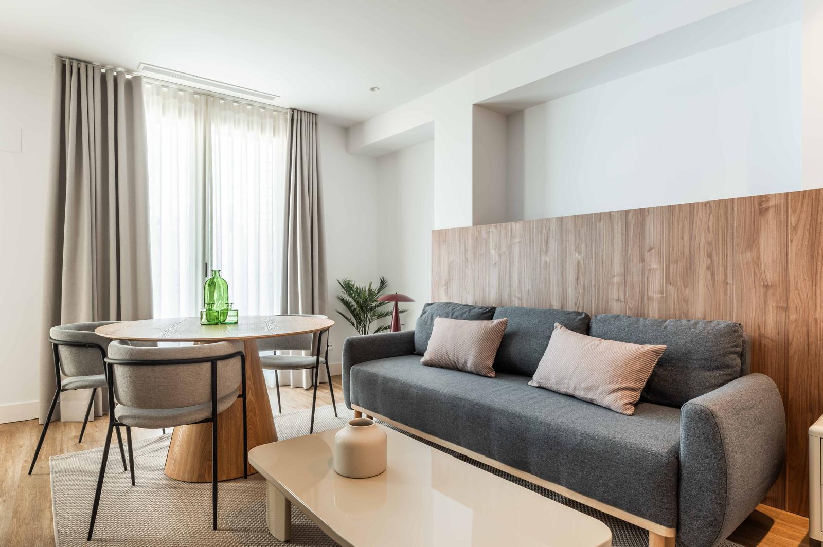 Salón con sofá, manta y mesa baja en Cauce4