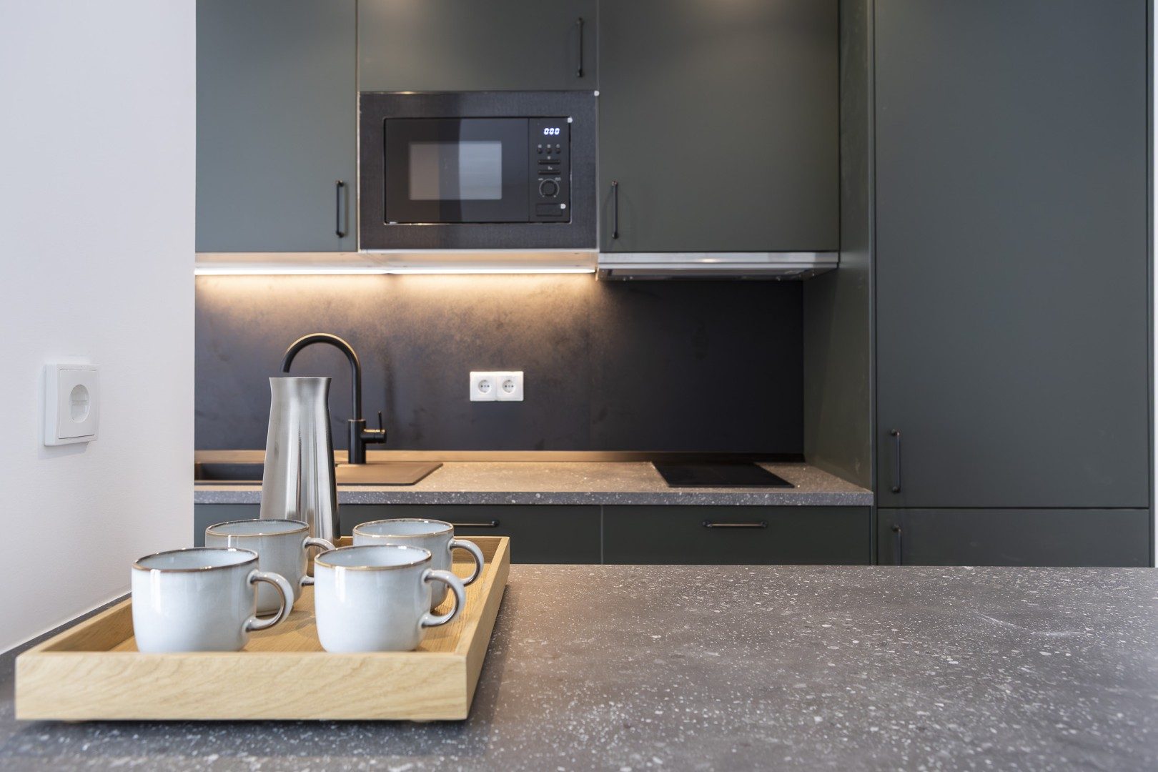 Cocina equipada de Cauce4 con encimera de terrazo y bandeja de tazas
